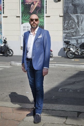 Как носить синие джинсы с темно-синими замшевыми лоферами мужчине