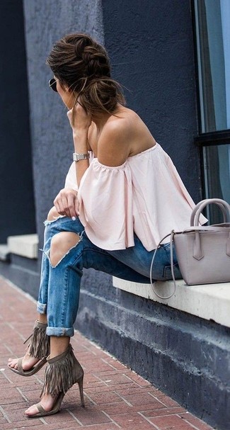Какие топы с открытыми плечами носить с синими джинсами