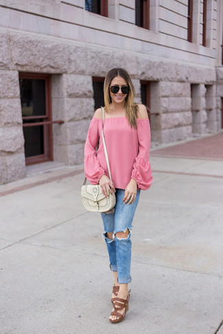 Какие топы с открытыми плечами носить с синими джинсами