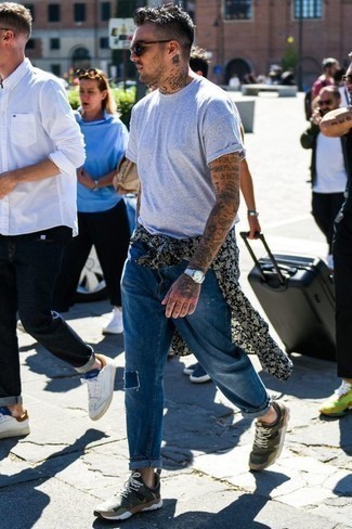 Как носить синие джинсы с оливковыми кроссовками мужчине