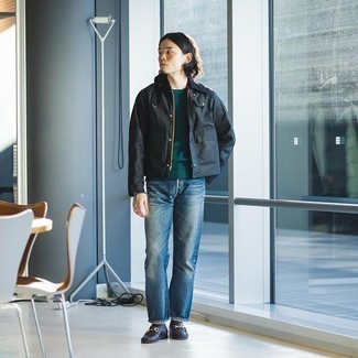 Как носить синие джинсы с оливковым свитером с круглым вырезом мужчине