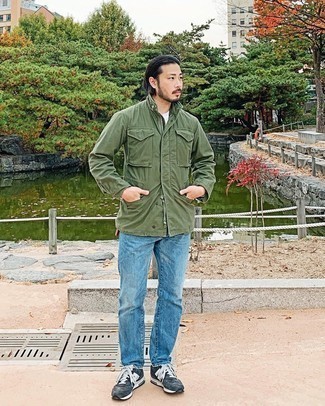 Как носить синие джинсы с оливковой полевой курткой
