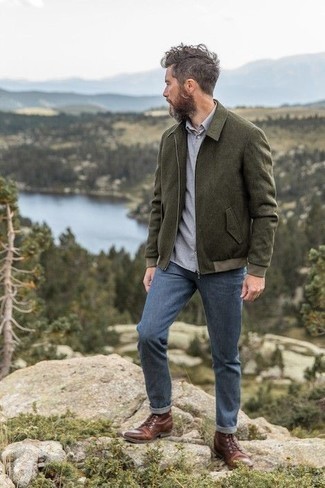 Как носить синие джинсы с оливковой курткой харрингтон