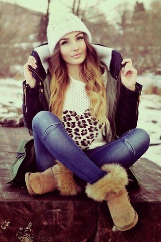 Как носить синие джинсы с оливковой паркой женщине