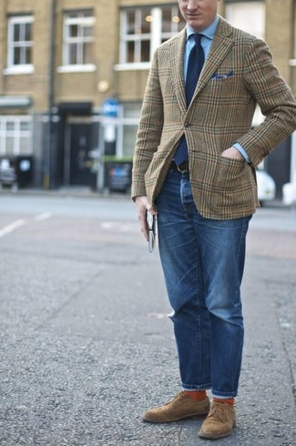 Как носить синие джинсы с оливковым шерстяным пиджаком мужчине