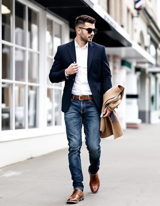 Какие длинные пальто носить с синими джинсами