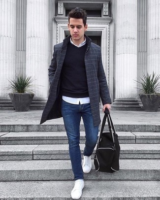 Какие длинные пальто носить с синими джинсами