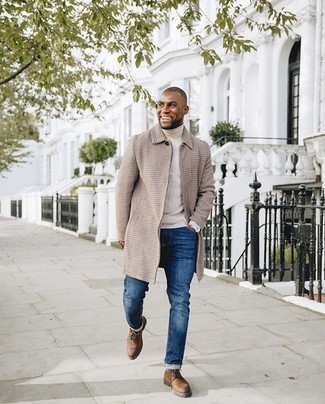 Какие длинные пальто носить с синими джинсами