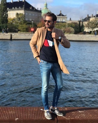 Какие длинные пальто носить с синими джинсами