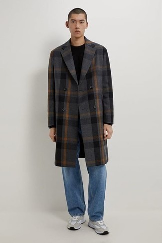 Какие длинные пальто носить с синими джинсами