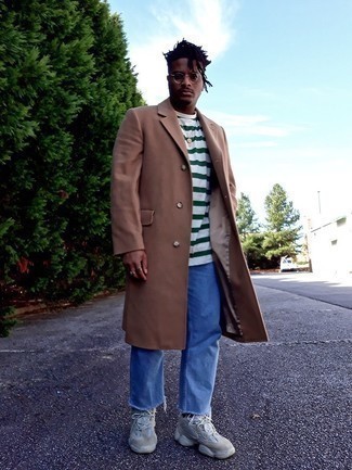 Какие длинные пальто носить с синими джинсами