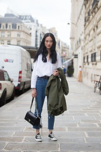 Какие парки носить с синими джинсами женщине