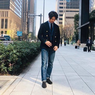 Какое полупальто носить с синими джинсами