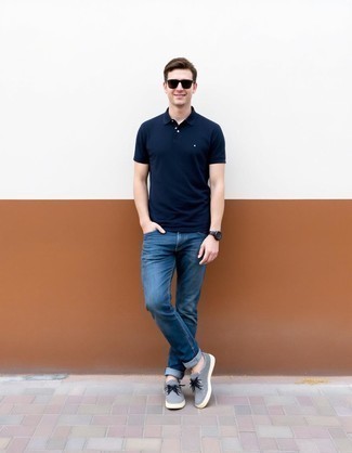 Какие футболки-поло носить с синими джинсами мужчине
