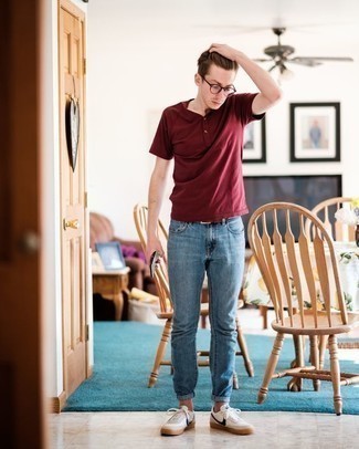 Какие футболки-поло носить с синими джинсами мужчине