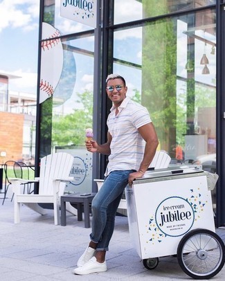 Какие футболки-поло носить с синими джинсами мужчине