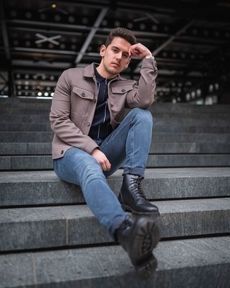 Какие футболки-поло носить с синими джинсами мужчине