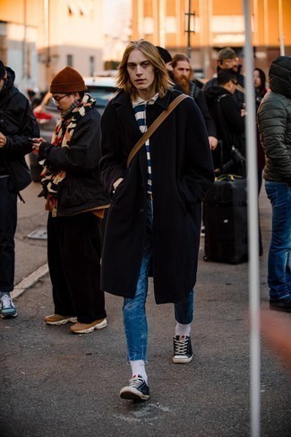 Какие футболки-поло носить с синими джинсами мужчине