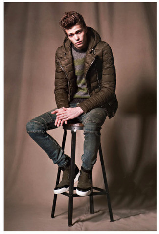 Какие куртки-пуховики носить с синими джинсами мужчине