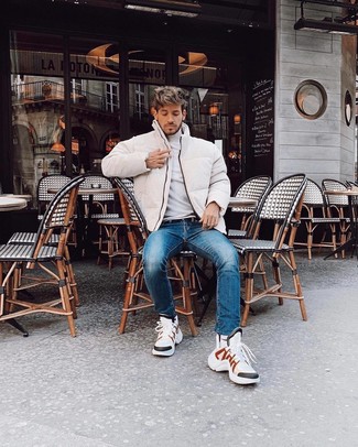 Какие куртки-пуховики носить с синими джинсами мужчине