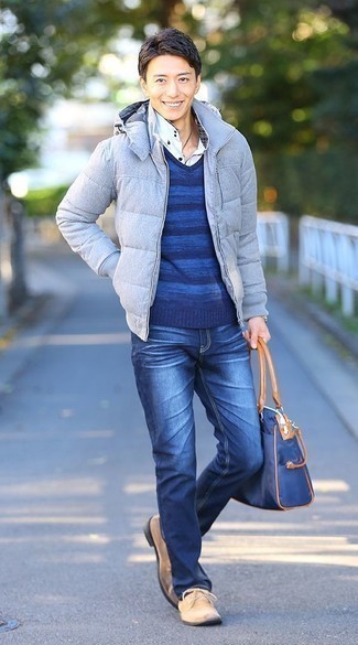 Какие куртки-пуховики носить с синими джинсами мужчине