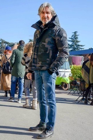 Какие куртки-пуховики носить с синими джинсами мужчине