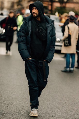 Какие куртки-пуховики носить с синими джинсами мужчине