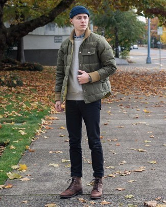 Какие куртки-пуховики носить с синими джинсами мужчине