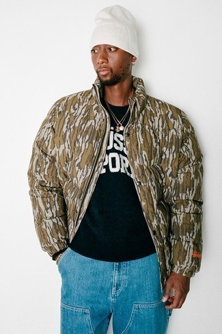 Какие куртки-пуховики носить с синими джинсами мужчине