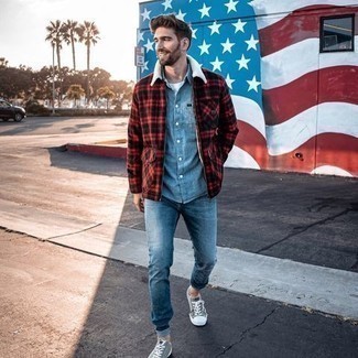 Как носить синие джинсы с красной курткой харрингтон