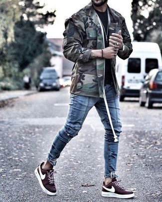 Как носить синие джинсы с красными низкими кедами мужчине