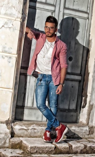 Как носить синие джинсы с красными низкими кедами мужчине
