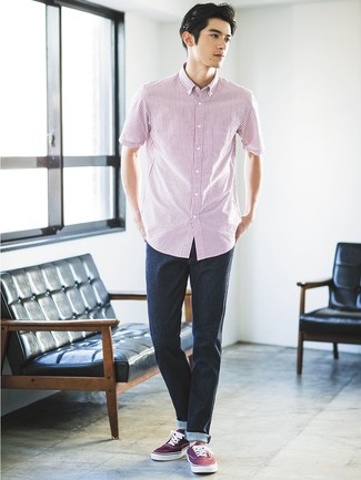 Как носить синие джинсы с красными низкими кедами мужчине