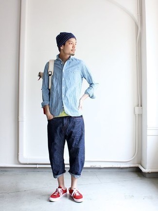 Как носить синие джинсы с красными низкими кедами мужчине