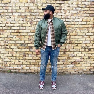 Как носить синие джинсы с красными низкими кедами мужчине