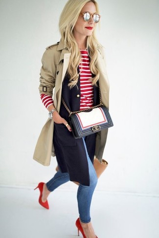 Как носить синие джинсы с красными замшевыми туфлями