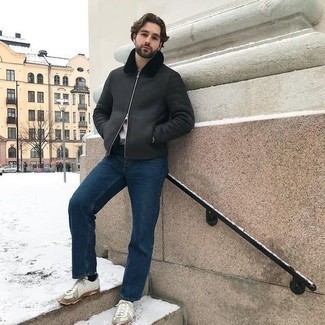 Какие короткие дубленки носить с синими джинсами мужчине