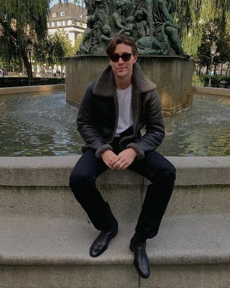 Какие короткие дубленки носить с синими джинсами мужчине