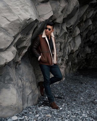 Какие короткие дубленки носить с синими джинсами мужчине