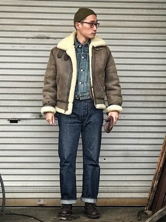 Какие короткие дубленки носить с синими джинсами мужчине