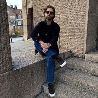 Какие куртки-рубашки носить с синими джинсами мужчине