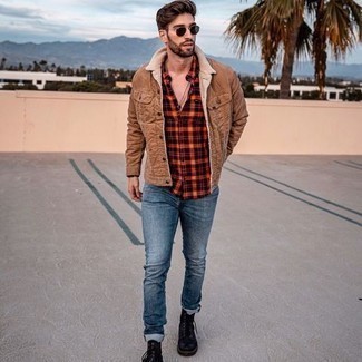 Какие куртки-рубашки носить с синими джинсами мужчине