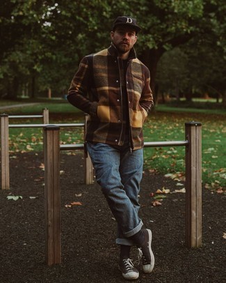 Какие куртки-рубашки носить с синими джинсами мужчине