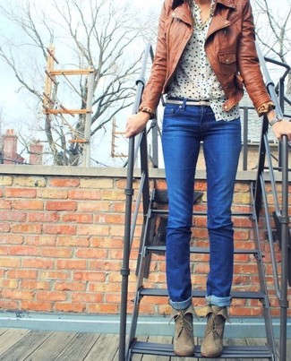 Как носить синие джинсы с серебряными кожаными ботильонами