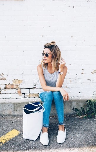 Какие слипоны носить с синими джинсами женщине