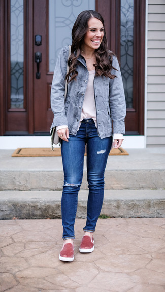 Какие слипоны носить с синими джинсами женщине