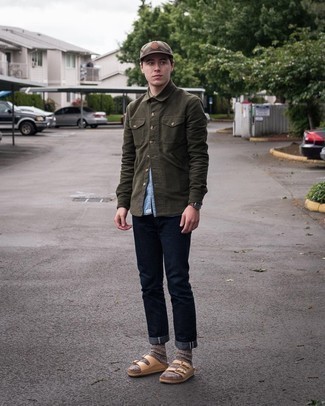 Как носить синие джинсы с светло-коричневыми кожаными сандалиями мужчине