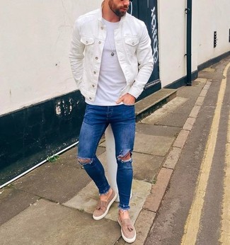 Как носить синие джинсы с светло-коричневыми замшевыми лоферами мужчине