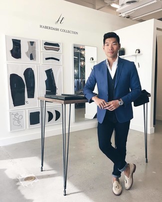 Как носить синие джинсы с светло-коричневыми замшевыми лоферами мужчине