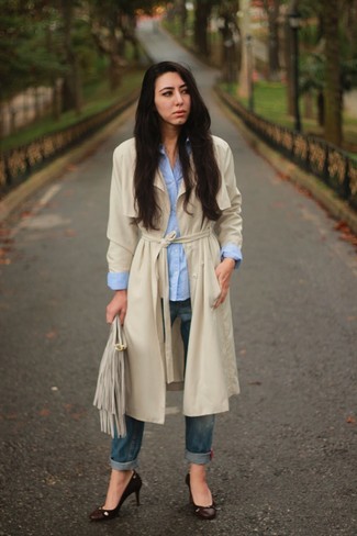 Как носить синие джинсы с светло-коричневым плащом женщине